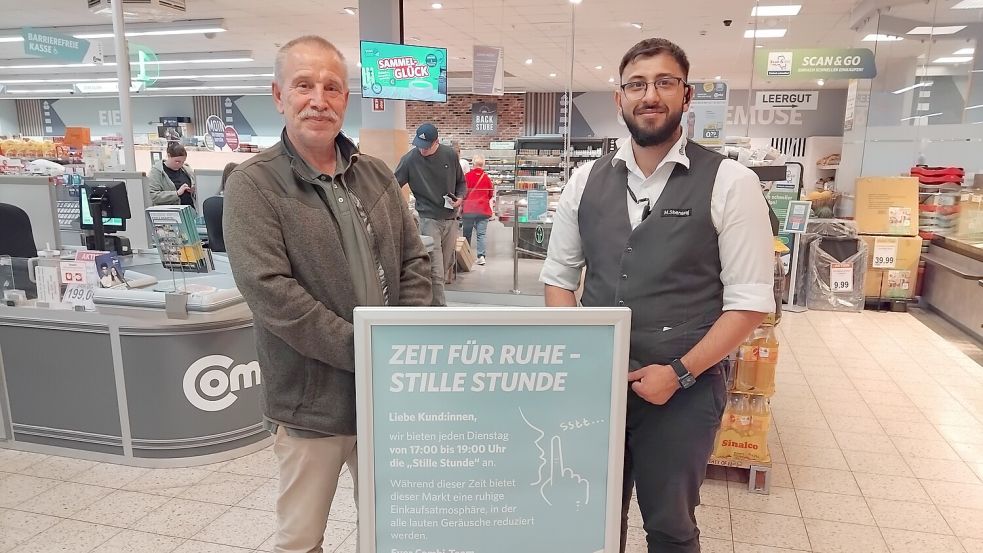 Frank Fahr, Vorsitzender von „Heel wat besünners“ (links) und der stellvertretende Marktleiter des Combi-Markts in Ihrhove, Mentor Shenaraj, sind vom Konzept der „Stillen Stunde“ überzeugt. Foto: Clarissa Scherzer
