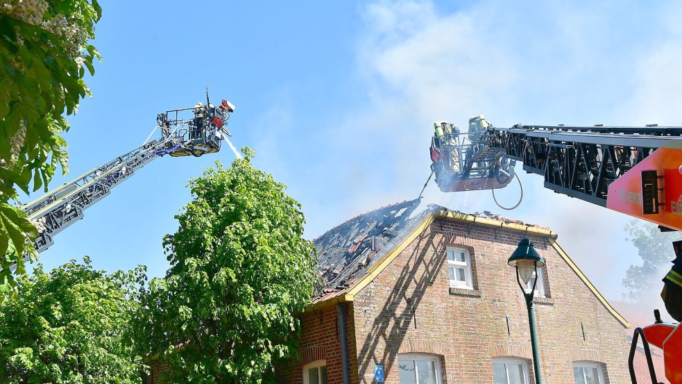 Bei dem großen Feuer am 9. Mai 2025 wurde das Gemeindehaus in Visquard fast vollständig zerstört. Foto: Heinz Wagenaar/Archiv