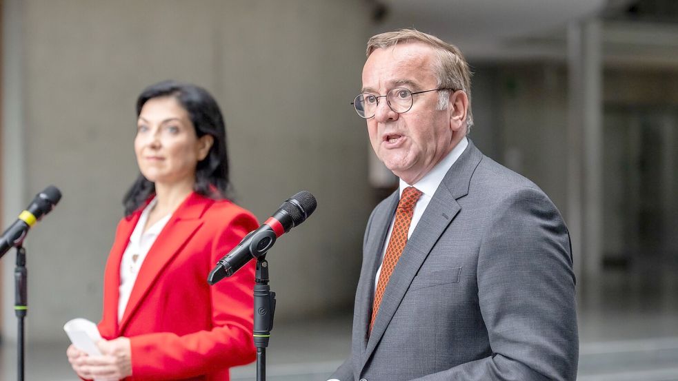 Bundeswirtschaftsministerin Katherina Reiche (CDU) und Verteidigungsminister Boris Pistorius (SPD) stellten die Pläne vor. Foto: Michael Kappeler/dpa