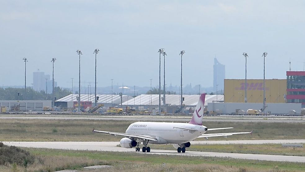 Am Flughafen Leipzig/Halle ist ein Abschiebeflug mit dem Ziel Bagdad gestartet. Foto: Hendrik Schmidt/dpa
