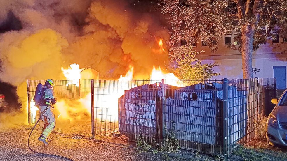 In der Nacht zu Freitag, 4. Juli 2025, brannte ein Container an einem Einkaufsmarkt. Foto: Feuerwehr Wilhelmshaven