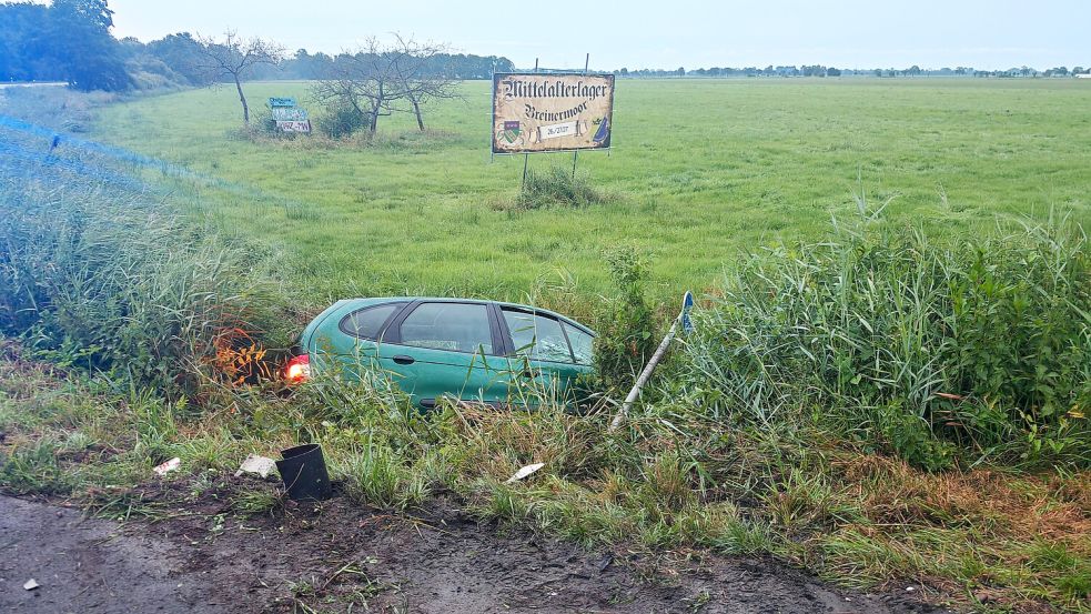 Das Auto der 62-Jährigen kam im Graben zum Stehen. Foto: Markus Bruns/Feuerwehr
