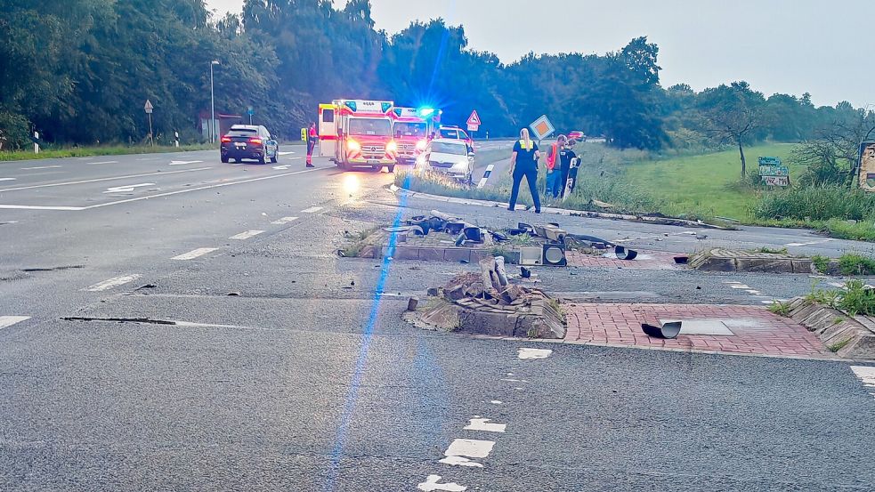Zwei Ampeln wurden bei dem Unfall beschädigt. Foto: Markus Bruns/Feuerwehr