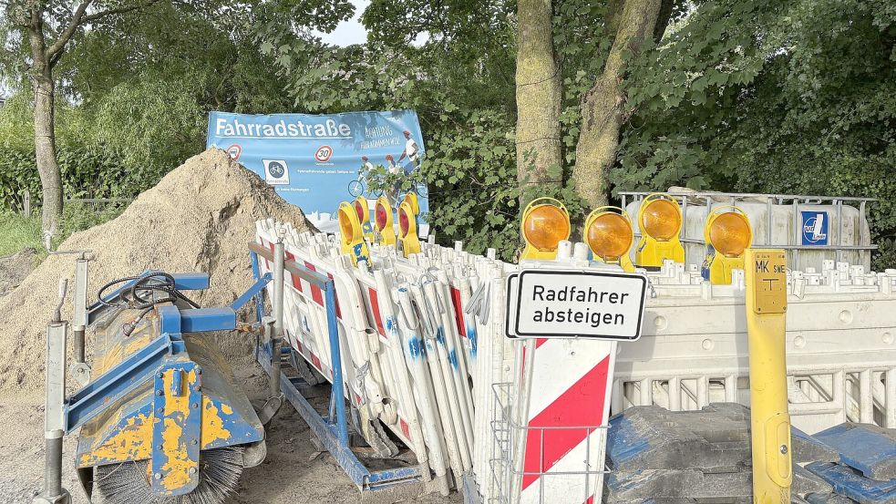 Bald geht es los: Hier stehen schon Absperrbaken und Beschilderung bereit. Fotos: Stephanie Schuurman