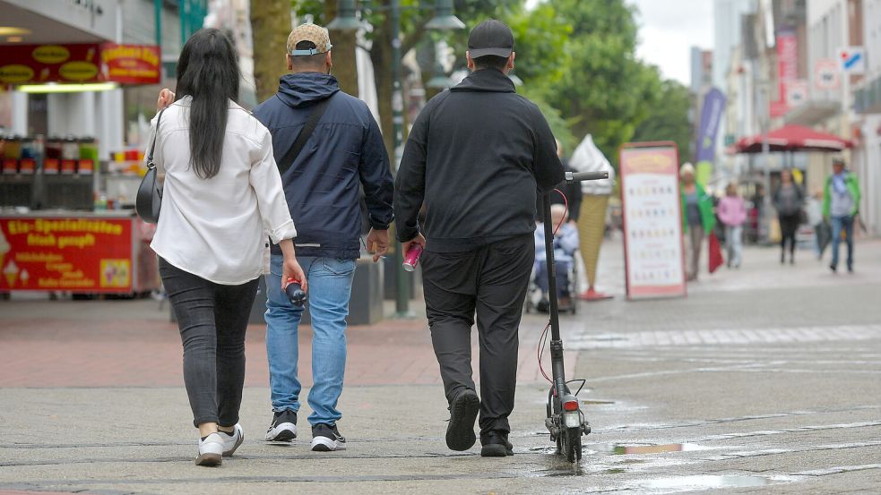 Nicht immer wird der E-Scooter in der Leeraner Fußgängerzone geschoben. Foto: Klaus Ortgies