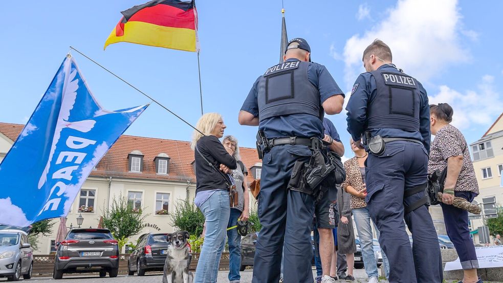 Die Gruppe der Demonstranten ist überschaubar. Foto: Patrick Pleul/dpa