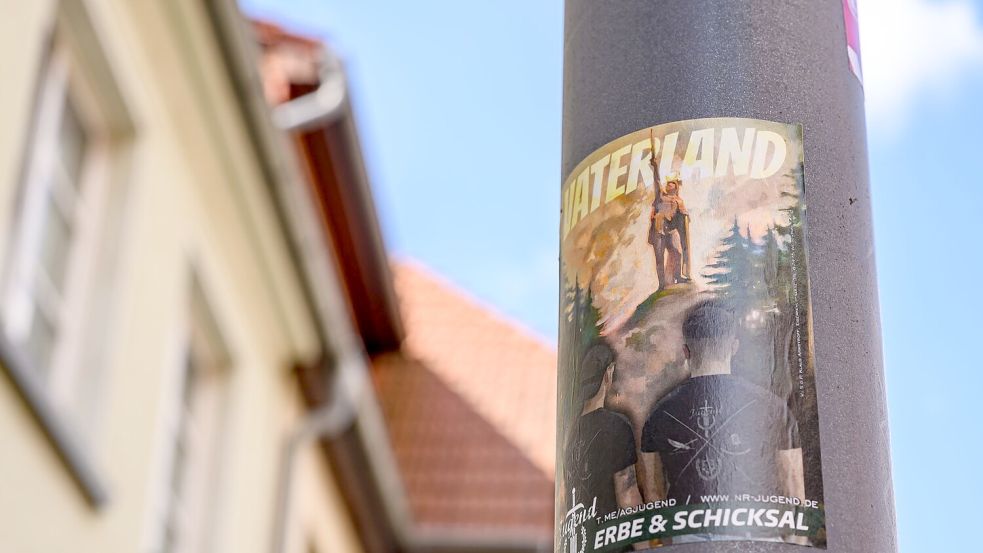 Rechte Aufkleber findet man an vielen Orten in Spremberg. Foto: Patrick Pleul/dpa