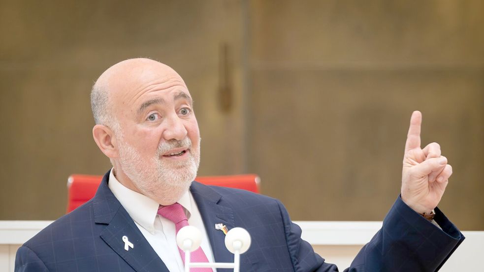 Der israelische Botschafter Ron Prosor schaltet sich mit scharfen Worten in die innenpolitische Debatte über den Gaza-Krieg ein. (Archivbild) Foto: Soeren Stache/dpa