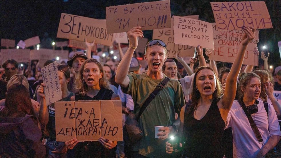 In der Ukraine führte ein neues Gesetz, das die Unabhängigkeit von Antikorruptionsbehörden beschränkt, zu landesweiten Protesten. Foto: Alex Babenko/AP/dpa
