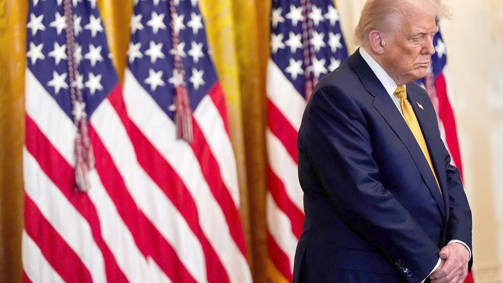 Steht in der Affäre um den Sexualstraftäter Epstein seit Tagen unter Druck - US-Präsident Donald Trump. Foto: Julia Demaree Nikhinson/AP/dpa