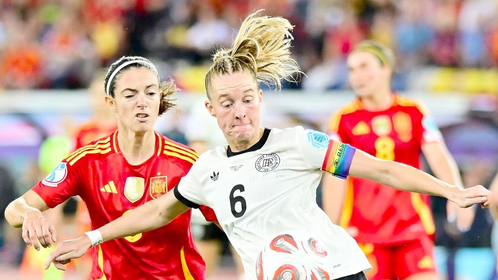 Deutsche Kapitänin gegen Weltfußballerin: Janina Minge (r.) gegen Aitana Bonmatí. Foto: Sebastian Christoph Gollnow/dpa