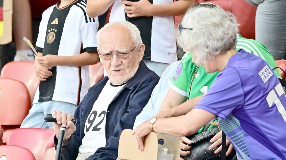 Ann-Katrin Bergers Opa Herbert auf der Tribüne im Letzigrund-Stadion Foto: Sebastian Christoph Gollnow/dpa