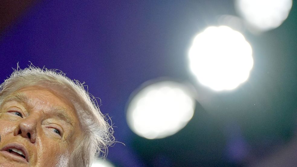 Trumps ist laut Medienberichten informiert worden, dass sein Name in den Epstein-Akten auftaucht. Der Kontext ist unklar. Foto: Julia Demaree Nikhinson/AP/dpa