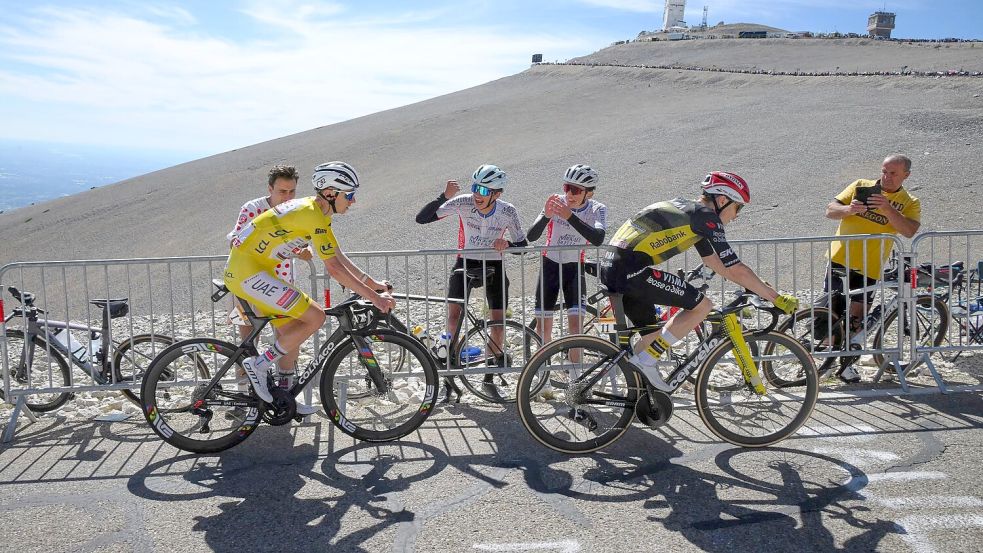 In den Alpen wird ein erneuter Schlagabtausch zwischen Tadej Pogacar (l.) und Jonas Vingegaard erwartet. Foto: Bernard Papon/Pool L’Equipe/AP/dpa