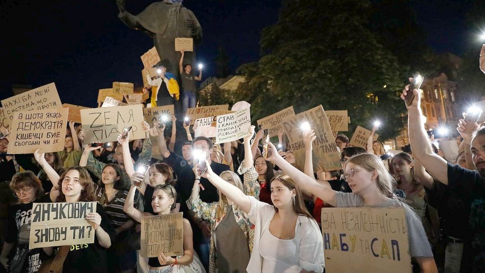 Die Demonstranten fürchten um die Unabhängigkeit der Antikorruptionsbehörden. Foto: Mykola Tys/AP/dpa