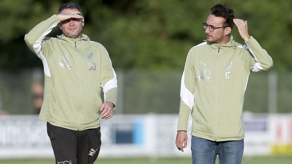 Die GW-Trainer Bernd Grotlüschen (links) und Julian Bennert (rechts) freuen sich jetzt auf das Finale auf der eigenen Anlage in Firrel. Foto: Jens Doden, Emden