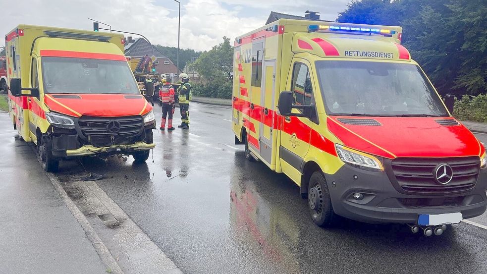 Ein Rettungswagen wurde bei einem Unfall in Mittegroßefehn beschädigt. Foto: Timo de Vries/Feuerwehr