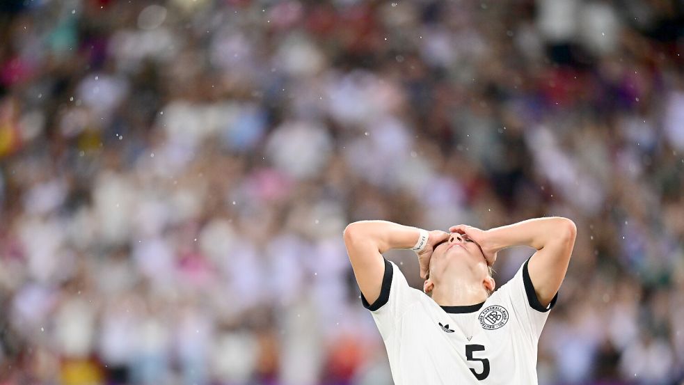 Deutschland und Spanien haben sich im EM-Halbfinale einen harten Kampf geliefert. Am Ende sind jedoch die deutschen Frauen enttäuscht. Foto: dpa/Sebastian Christoph Gollnow