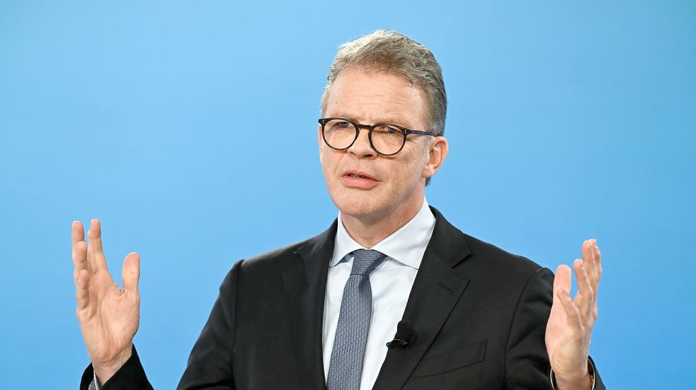 Deutsche-Bank-Chef Christian Sewing sieht seine Jahresziele in greifbarer Nähe. (Archivbild) Foto: Arne Dedert/dpa