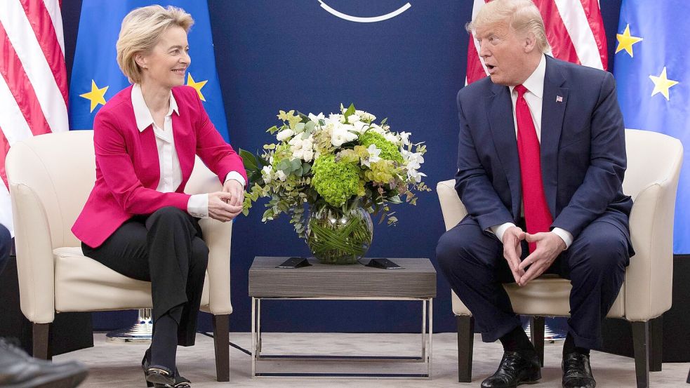 Ursula von der Leyen und Donald Trump. Die EU und USA verhandeln derzeit über neue Zollsätze für den transatlantischen Handel. (Archivbild) Foto: Evan Vucci/AP/dpa