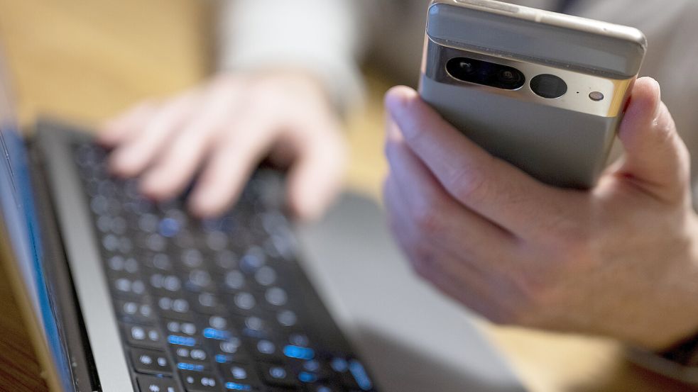 Eine falsche Tradingplattform und eine betrügerische Whatsapp-Gruppe haben einen Mann zum Opfer eines Anlagenbetrugs gemacht. Foto: dpa/Monika Skolimowska