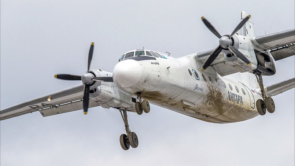 Eine An-24-Passagiermaschine ist abgestürzt. (Archivbild) Foto: Marina Lystseva/AP/dpa