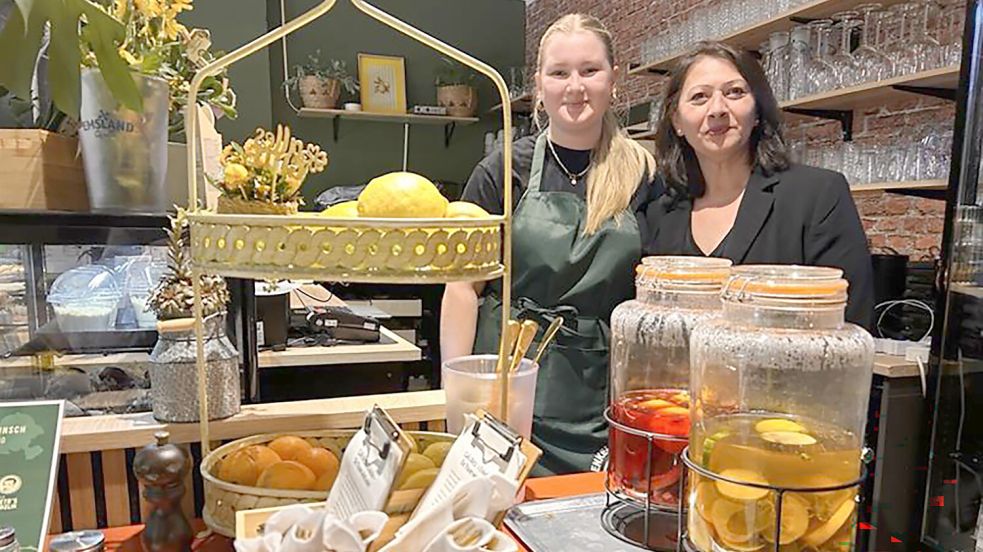 Anita Demiri (rechts) und Ricarda Lucks servieren im Café Meta′s Enkelin Frühstück, Getränke und kleine Snacks. Foto: Stephanie Tomé