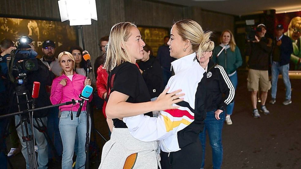 Sehen sich beim FC Bayern wieder: Stürmerin Lea Schüller (l) und Kapitänin Giulia Gwinn. Foto: Sebastian Christoph Gollnow/dpa