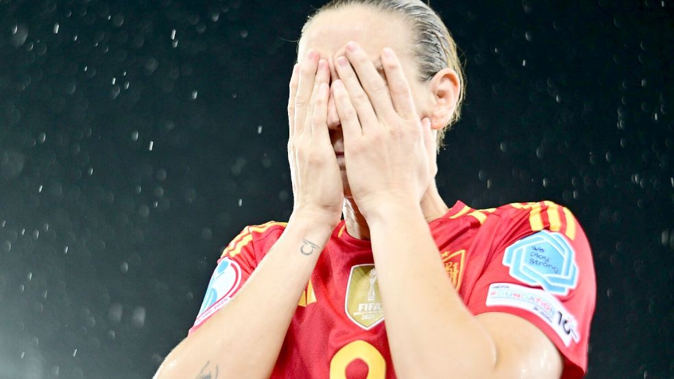 Mag nicht hinsehen: Torhüterin Ann-Katrin Berger, die nach Schlusspfiff das Trikot ihrer Vereinskollegin Esther González überzog. Foto: Sebastian Christoph Gollnow/dpa
