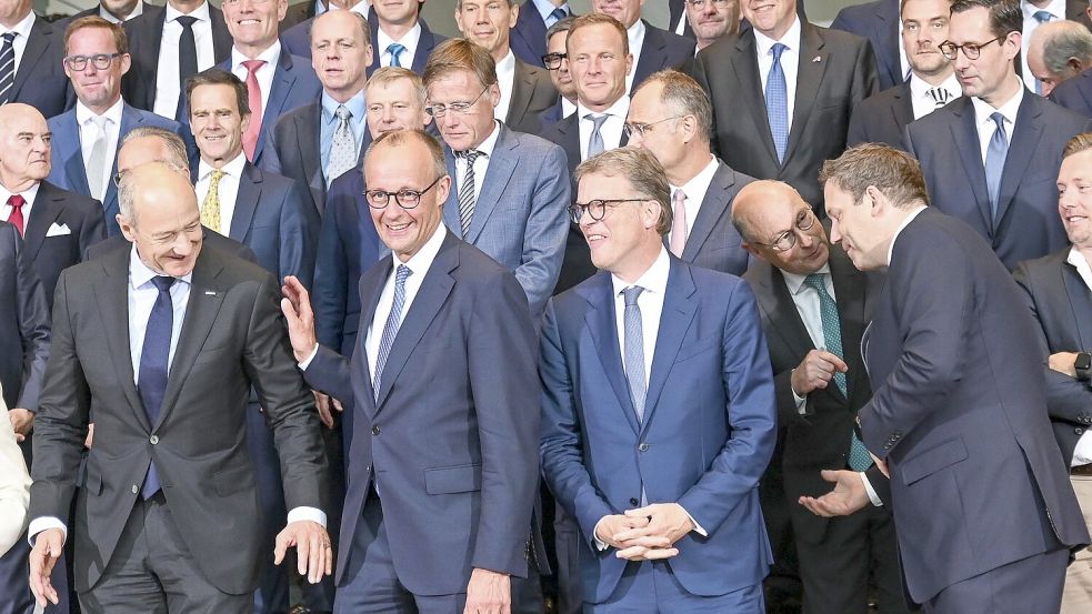 Männer unter sich beim Gruppenfoto mit Vertretern mehrerer deutscher Unternehmen im Kanzleramt. Foto: dpa/Katharina Kausche