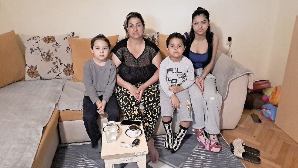Milo (Zweiter von rechts) lebt mit seinem jüngeren Bruder (von links), Mutter Mira und seiner Schwester in einer nassen Kellerwohnung in Podgorica. Foto: privat