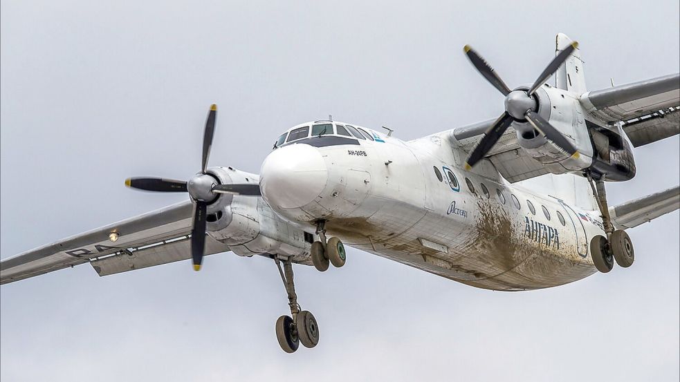 Bei der Unglücksmaschine handelte es sich um eine Antonow vom Typ An-24 wie auf diesem Foto. (Archivbild) Foto: Marina Lystseva/AP/dpa