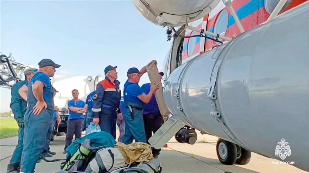 Die Absturzstelle war für die Helfer schwer zu erreichen. Foto: Uncredited/Russia Emergency Situations Ministry press service/AP/dpa