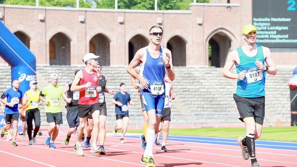 Heinz-Hermann Thelken aus Barßel spricht im Podcast „Dirk läuft mit“ über seine Marathons (hier in Stockholm) und die Rettung vom Hafenfestlauf. Foto: Thelken