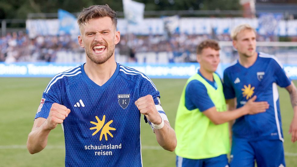 Im letzten Jahr hatte Dennis Engel nach dem Auftaktmatch allen Grund zum Jubel. Kann er als neuer Kapitän dies am Freitag wiederholen? Foto: Doden/Emden