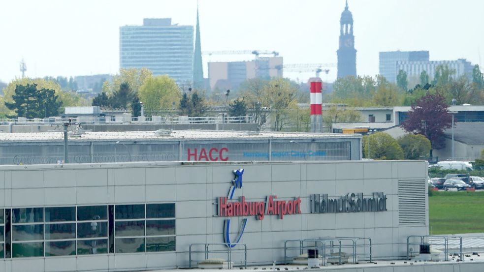 Wegen einer Rauchentwicklung ist ein Flugzeug auf dem Weg von Stockholm nach Amsterdam in Hamburg gelandet. (Archivbild) Foto: Marcus Brandt/dpa