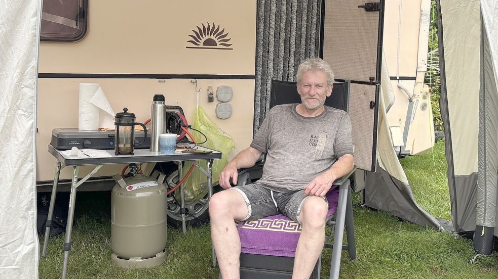 Jörg Tölle kommt aus der Nähe von Wolfsburg. Der erste Stopp seiner langen Reise ist hier in Emden auf dem Campingplatz an der Knock. Foto: Leona Spindler
