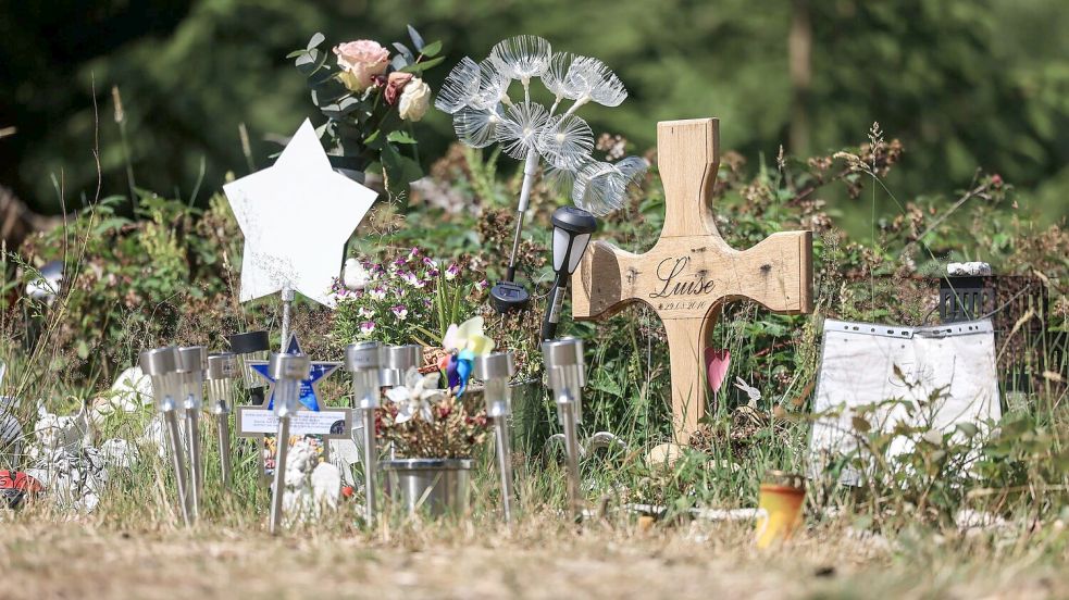 Am Waldrand wurde die Zwölfjährige getötet - eine kleine Gedenkstätte erinnert dort an das Mädchen. (Archivbild) Foto: Oliver Berg/dpa