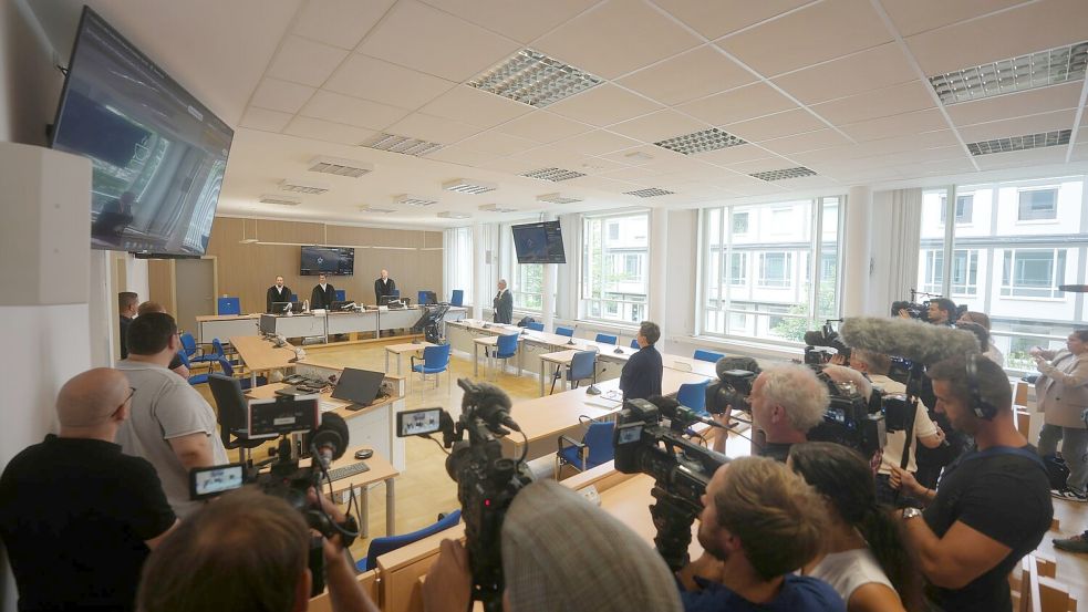 Die Öffentlichkeit durfte zunächst nur zu Beginn der Verhandlung in den Raum. Foto: Thomas Frey/dpa