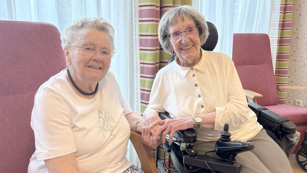 Gerda Heinen (links) und Margot Engelhardt aus dem Wohnpark Concordia in Suurhusen haben den Krieg und die Nachkriegsjahre noch gut in Erinnerung. Foto: Hannah Weiden