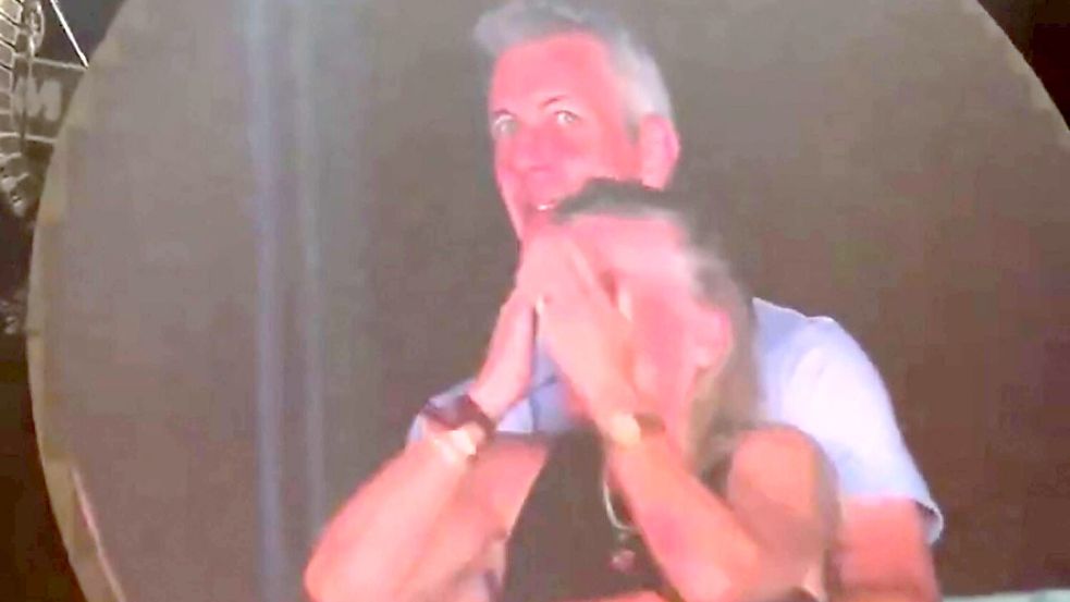 Die Kiss Cam auf einem Coldplay-Konzert zeigt den CEO und seine Personalchefin, die sich die Hände vors Gesicht schlägt – die Affäre war aufgeflogen. Foto: IMAGO / Bestimage