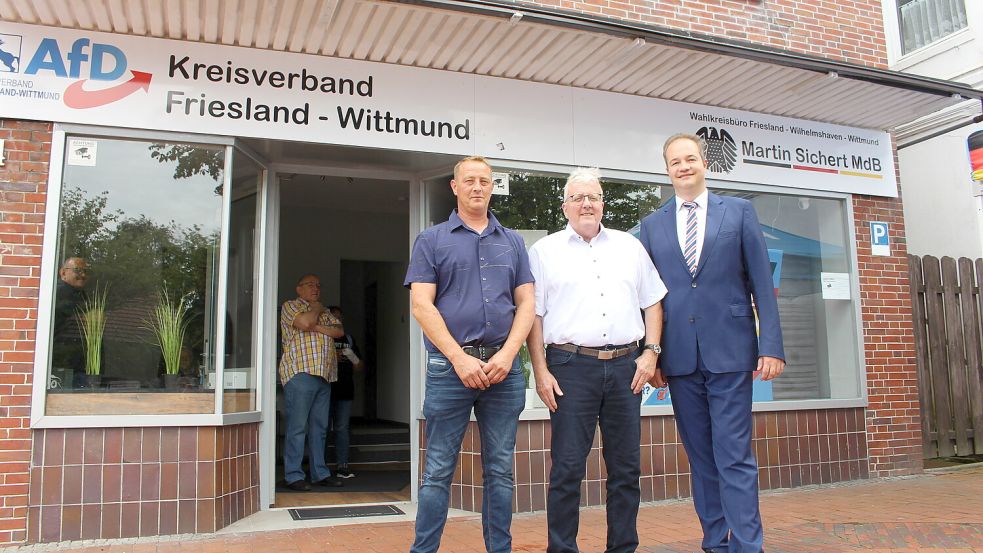 Vor ihrem neuen Parteibüro in der Wittmunder Brückstraße (von links): Frank Gerdes, Peter Vogel (beide AfD-Kreisverband Friesland-Wittmund) und der Bundestagsabgeordnete Martin Sichert. Foto: Imke Oltmanns