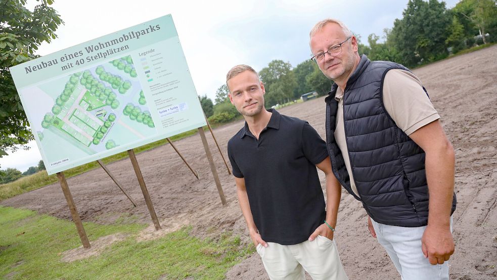 Carsten Janssen (links) und sein Vater Joachim Janssen sind Tannenhausener Jungs und haben sich im Interessenbekundungsverfahren erfolgreich als neue Betreiber des neuen Wohnmobilparks am Badesee Tannenhausen durchgesetzt. Foto: Romuald Banik