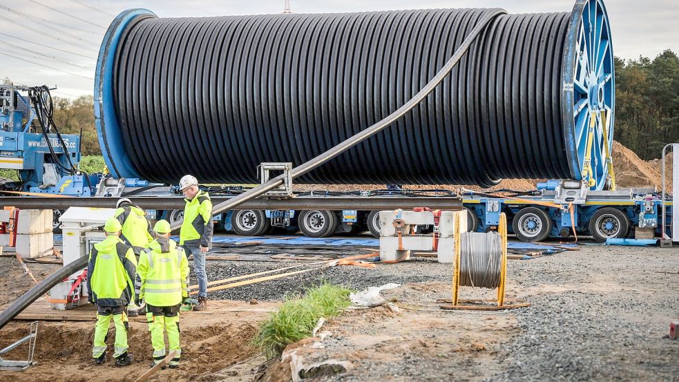 Die Stromtrasse Suedlink soll Strom aus Erneuerbaren Energien von Norddeutschland in den Süden transportieren. (Archivbild) Foto: Focke Strangmann/dpa