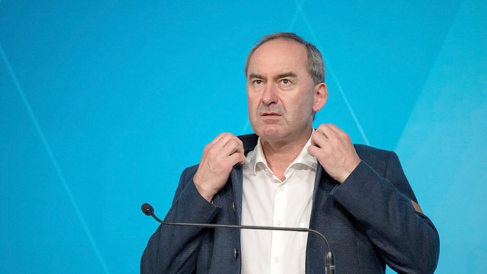 Bayerns Wirtschaftsminister Hubert Aiwanger (Freie Wähler) will mehr Tempo bei Infrastrukturmaßnahmen und fordert dafür auch Rückschritte bei Klagemöglichkeiten. (Archivbild) Foto: Peter Kneffel/dpa
