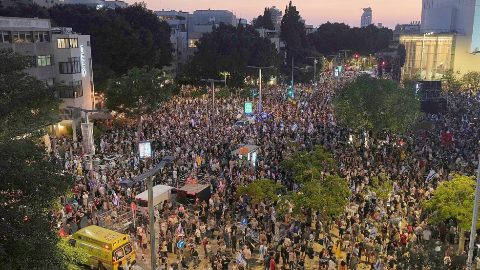 Tausende demonstrieren in Tel Aviv für ein Ende des Gaza-Krieges und die Freilassung der Geiseln. Foto: Ariel Schalit/AP/dpa