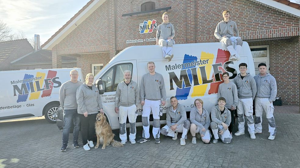 Das Team von Malermeister Milfs (von links): Inhaber Stephan Milfs mit Ehefrau Meike und Hund Max sowie Peter Fassbinder, Patrick Riemann, Hilko Fittje, Mona Haßbargen, Maurice Störmer, Marina Wessels, Kilian Milfs und Andreas Schmidt. Oben: Nadine Boekhoff und Kai Schmidt. Fotos: privat