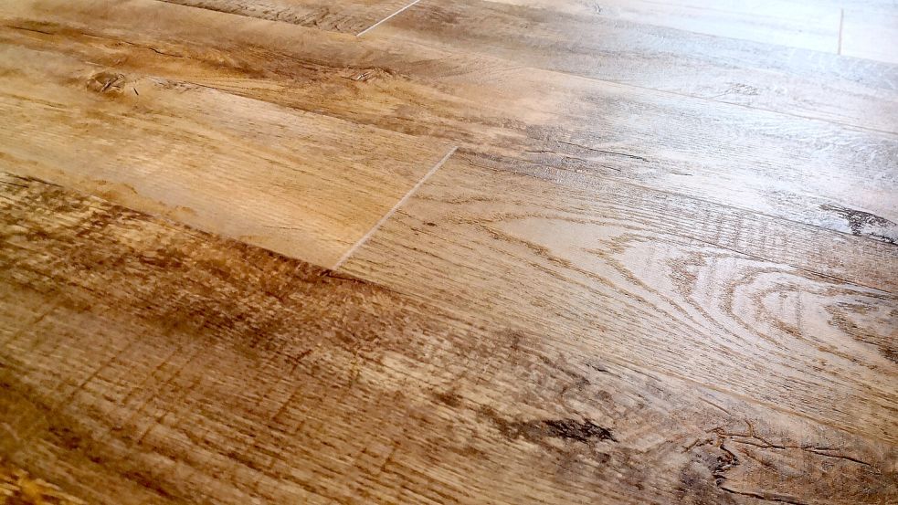 Design-Beläge (hier ein Produkt von Moduleo) werden ebenso wie Teppiche und viele andere Fußboden-Materialien verlegt.