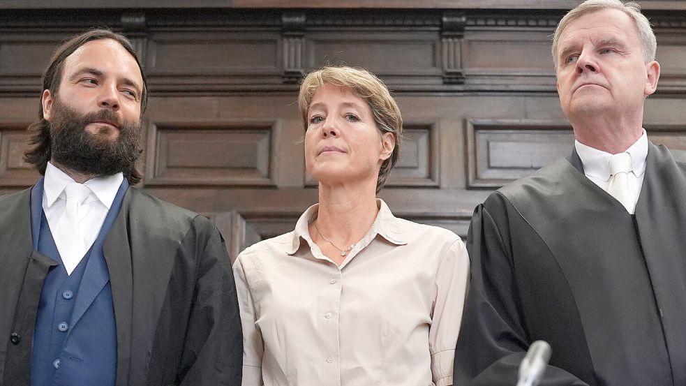 Die Angeklagte Christina Block mit ihren Verteidigern Ingo Bott (l.) und Otmar Kury während des laufenden Verfahrens zur mutmaßlichen Kindesentführung. Foto: dpa/Marcus Brandt