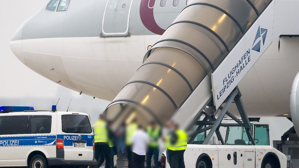 Menschen besteigen ein Flugzeug der Qatar Airways: Zum zweiten Mal seit der Machtübernahme durch die Taliban ist wieder ein Flieger nach Afghanistan gestartet. Foto: dpa/Jan Woitas